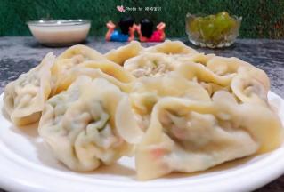 煮好的水饺摆入盘中就大功告成了