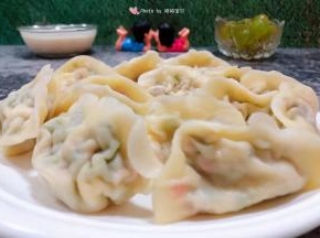 煮好的水饺摆入盘中就大功告成了