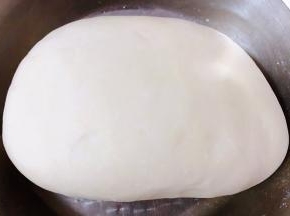 面粉倒入适量清水活成面团醒制二十分钟再轻柔排气面团就更加光滑