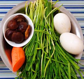 准备原材料鹅蛋、韭菜、胡萝卜、香菇