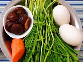 准备原材料鹅蛋、韭菜、胡萝卜、香菇