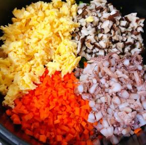 鹅蛋打散炒至七成熟铲碎香菇、胡萝卜、鱿鱼切成小粒