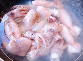 锅中烧开水放入鱿鱼同时倒入料酒焯水断生去腥切记时间不易过长鱿鱼刚刚变色即可