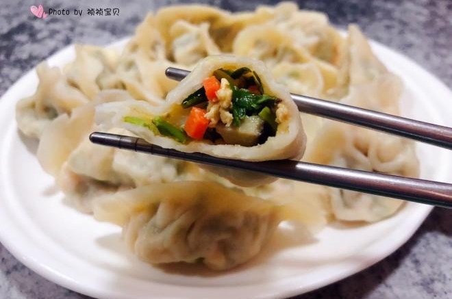 韭菜鱿鱼香菇鹅蛋水饺