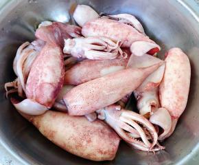 焯好水的鱿鱼必须立即放入冰水中过凉多冲洗几遍洗净沥干水份