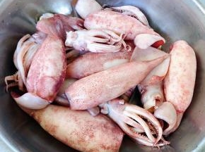 焯好水的鱿鱼必须立即放入冰水中过凉多冲洗几遍洗净沥干水份