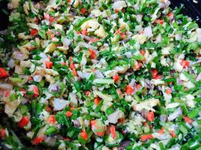 韭菜切成大小均匀的小粒粒和其它切好的原材料装入容器中先放入油和香油拌匀再放入盐和味精拌匀入味即可