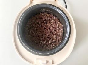 杂粮饭煮好后，放凉至手温，不要太烫。