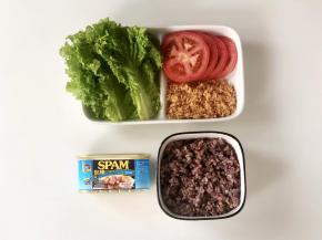 准备好饭团的食材，生菜洗净摔干水分，西红柿洗净切成片。