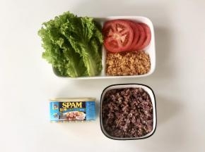 准备好饭团的食材，生菜洗净摔干水分，西红柿洗净切成片。
