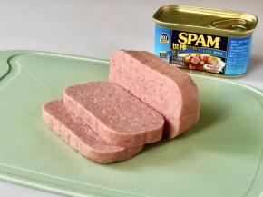 先把世棒午餐肉切下两片1cm厚的片，色泽粉嫩，看着就很有食欲！