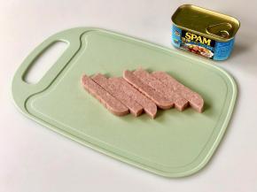 再每片各切两刀，切成条状。世棒午餐肉的肉是真的多，吃的时候咬开都是肉纤维，不像其他淀粉多的一咬都是碎渣，目前我吃过肉质最好的午餐肉，非世棒莫属！