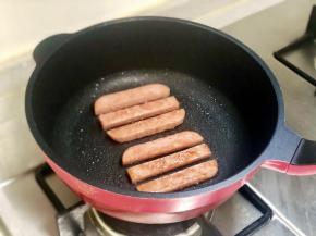 把午餐肉条无油下锅煎，中火煎3～5分钟，把各面煎至焦脆，肉香四溢，肉嫩多汁。
