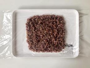 取一张保鲜膜，先铺上一层杂粮饭。