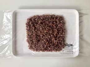 取一张保鲜膜，先铺上一层杂粮饭。