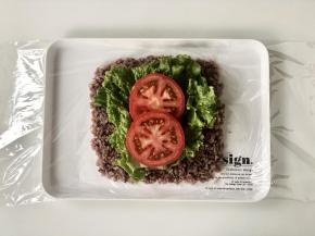 在生菜叶上放上西红柿片。