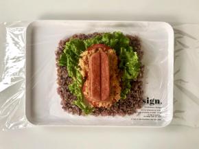 接着放入午餐肉条；