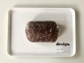 利用保鲜膜把饭团裹起来，注意要裹紧哦，要不然吃的时候容易散开。