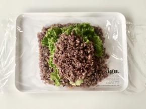 生菜叶上再铺一层杂粮饭，这样卷起来之后截面会比较完整好看～