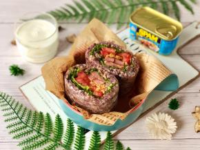 搭配一杯0添加的自制酸奶，营养低脂早餐吃起来吧，没有添加多余的调味料，世棒午餐肉有着严格的肥瘦配比，咬下去会有肉汁，真是太好吃啦！