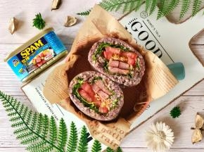最后把饭团从中间切开即可。