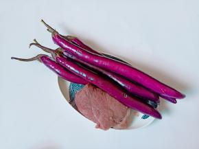 准备新鲜的茄子与猪肉。