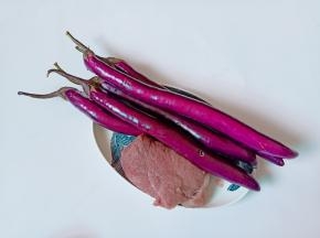 准备新鲜的茄子与猪肉。