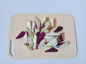 茄子放在菜板上切成滚刀块。