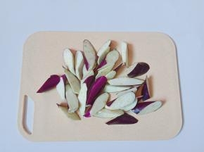 茄子放在菜板上切成滚刀块。