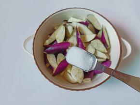 切好的茄子放入碗里，加一点盐。