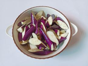 用筷子把盐搅拌均匀腌制10分钟。