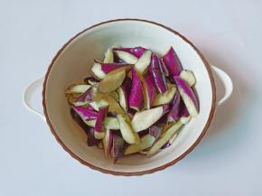 腌制好的茄子挤一下水份。