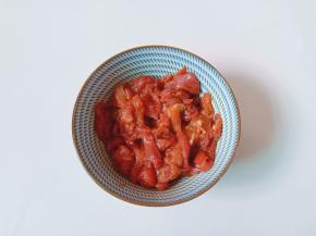 猪肉切丝加料酒与生抽腌制十分钟。
