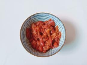 猪肉切丝加料酒与生抽腌制十分钟。