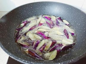 炒锅放入食用油，油可以多一点，放入茄子炸。