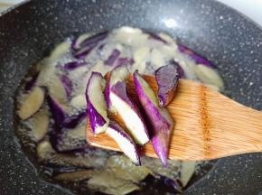 炸到茄子九成熟捞出。