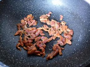 热锅热油放入猪肉丝翻炒。