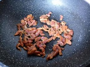 热锅热油放入猪肉丝翻炒。