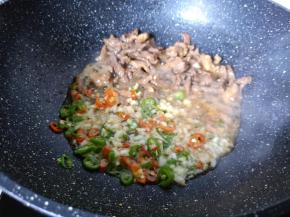 加入辣椒丁与蒜炒香。