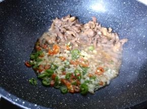 加入辣椒丁与蒜炒香。