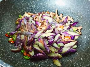 放入炸好的茄条。