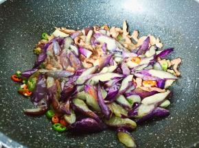 放入炸好的茄条。