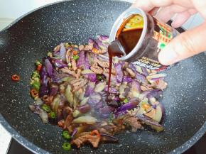 加入辣椒炒肉调味料35克。