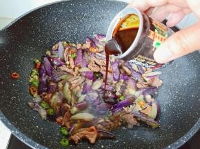 加入辣椒炒肉调味料35克。