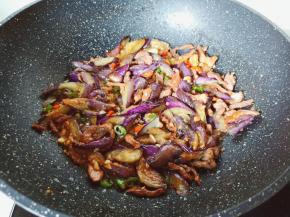 把调味料翻炒均匀即可。