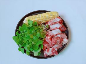 看到新鲜的豆苗买回来一起炖排骨汤，味道鲜美之极！