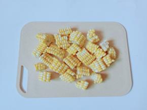 玉米去须后清洗一下，用刀切小段再对半切开。