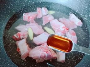 排骨冷水下锅，加生姜，料酒焯水。