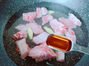 排骨冷水下锅，加生姜，料酒焯水。