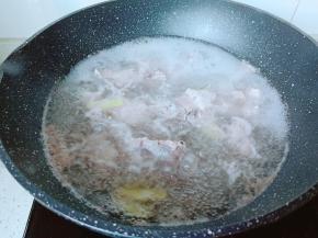 焯水期间撇去浮沫，焯水两分钟左右捞出清洗一下。